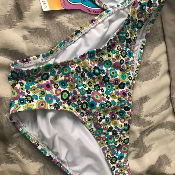 Bathing suits - Picture 7 of 8